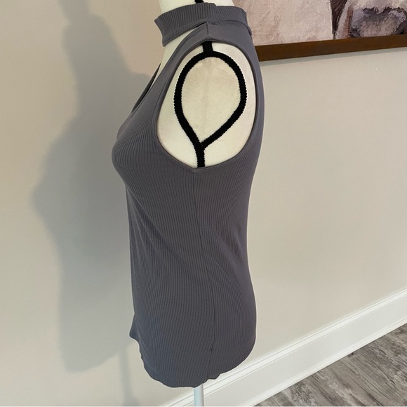 Gray Sleeveless Ribbed Top - Picture 4 of 6